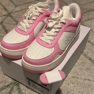 NWB - alo yoga Recovery sneakers in pink size 9